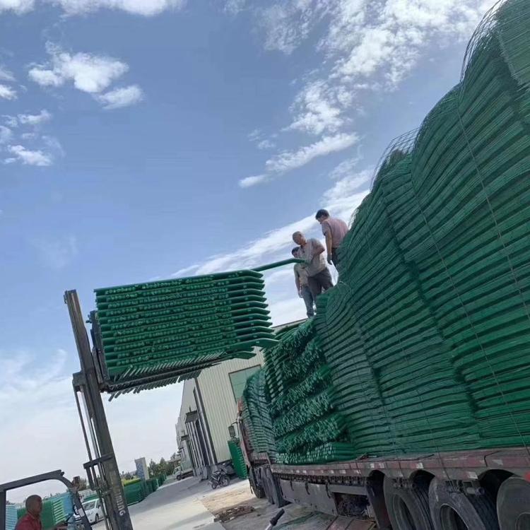 武漢廠區(qū)圍欄網(wǎng) 工廠護(hù)欄網(wǎng)批發(fā) 浸塑護(hù)欄網(wǎng)